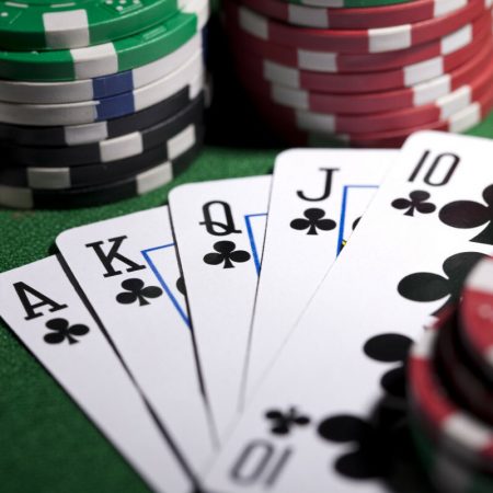 Писательница выиграла 95 600 фунтов, научившись играть в покер по книге