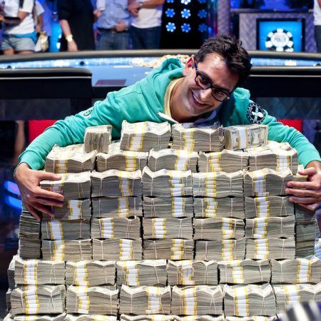 Парень из США выиграл в покер самый большой денежный приз в мире