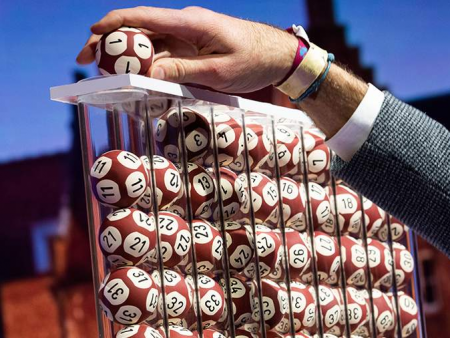 Крупнейший в 2024 году джекпот лотереи в €144 млн разделили испанец и британец